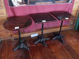 deux tables et un miroir accroché au mur dans la pièce