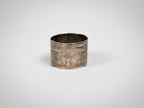 gros plan d'une bague en argent sur une surface blanche