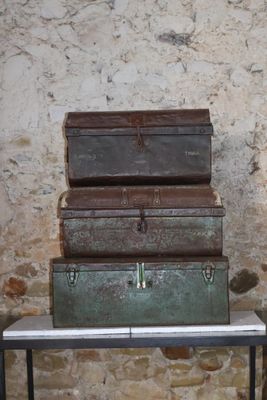 de nombreuses valises empilées les unes sur les autres sur une table