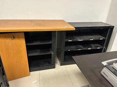 un bureau d'ordinateur sur lequel est posée une imprimante