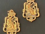 paire de pendentifs plaqués or représentant un blason et une couronne
