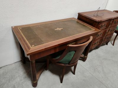 un bureau avec une chaise et une table sur laquelle est posé un livre
