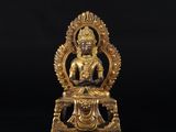 une statue en bronze ciselé représentant un Bouddha assis