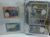 une photo d'une vitrine contenant beaucoup d'argent