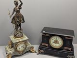 deux horloges placées l'une à côté de l'autre sur une table
