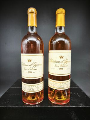 deux bouteilles de vin posées sur une table noire