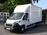 un camion blanc garé dans un parking