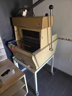 une machine posée sur une table dans une pièce