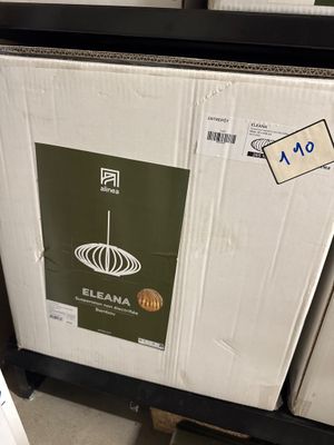une photo d'un réfrigérateur qui se trouve dans le magasin