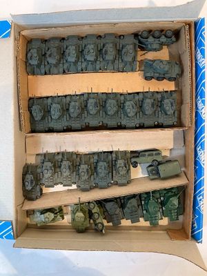 une boîte contenant tout un tas de véhicules militaires miniatures
