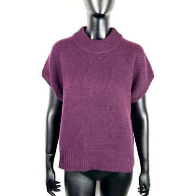 Le mannequin porte un pull violet et un legging noir.