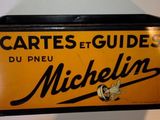 panneau jaune et noir avec une bordure noire portant l'inscription « Cartes et guides Michelin »