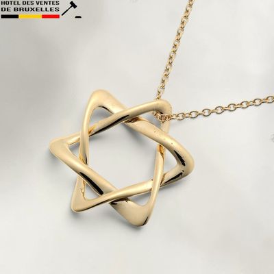 une photo d'un collier en or orné d'une étoile de David