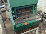 une machine verte qui se trouve dans une pièce