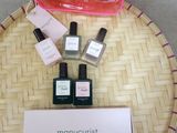 des flacons de vernis à ongles et un sac contenant des kits de manucure posés sur une table