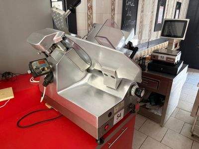 une machine posée sur le comptoir d'une cuisine