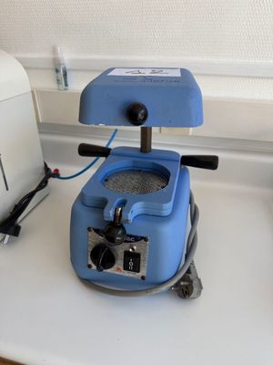 une machine bleue posée sur un comptoir