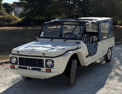 une jeep blanche garée sur le bord de la route