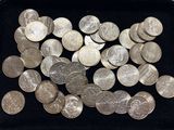beaucoup de pièces d'argent dans un étui noir