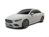 une Mercedes CLA blanche garée devant un fond blanc