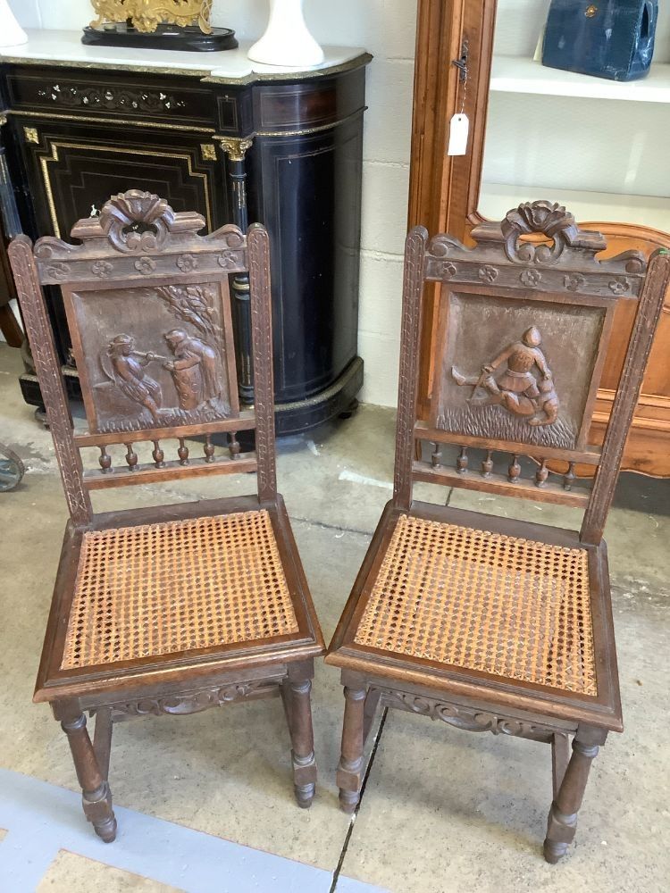 Lot de 2 chaises en bois et cannage de style Breton à dossiers sculptés. Hauteur du dossier 103 cm, largeur 43 cm, pr...
