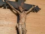 une statue de jésus en croix sur le mur
