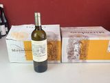 plusieurs bouteilles de vin sont alignées sur une table