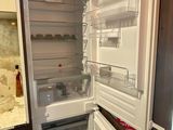 un réfrigérateur dont la porte est ouverte, dans une cuisine