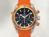 une montre orange avec un cadran noir sur fond blanc