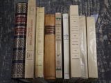 plusieurs livres sont empilés sur une table