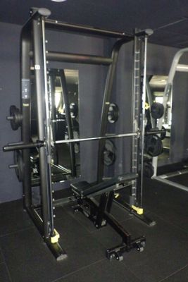 une image d'une salle de sport avec des équipements