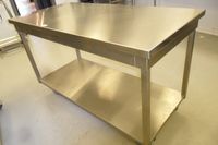 Table rectangulaire en inox à 2 plateaux et roulettes. (photo 3)