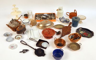un grand nombre d'objets différents posés sur une table