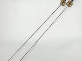 paire de cannes anciennes en laiton et noir, avec des poignées, sur fond blanc
