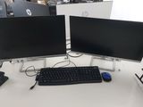 deux écrans d'ordinateur et un clavier sur un bureau