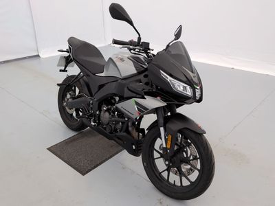 une photo d'une moto noire garée dans une pièce blanche