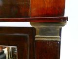 un miroir fixé sur le côté d'une armoire