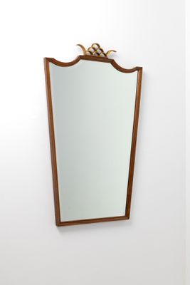 un miroir sur le mur au-dessus d'un lavabo dans une salle de bains