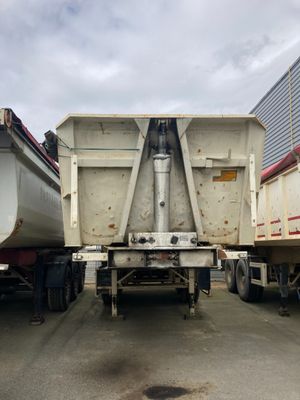 deux bateaux chargés à l'arrière d'un camion