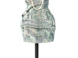 une robe sur un mannequin, ornée de perles