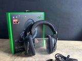 un casque posé sur une table en bois