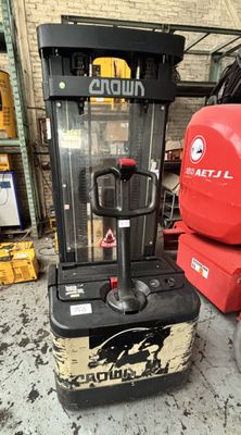 un chariot élévateur rouge garé dans un entrepôt