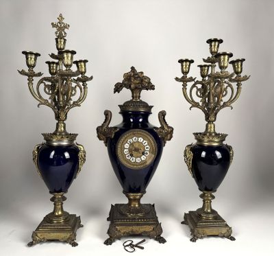 trois vases, chacun surmonté d'une horloge