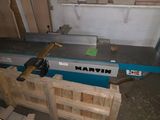 une machine posée sur une palette dans une pièce