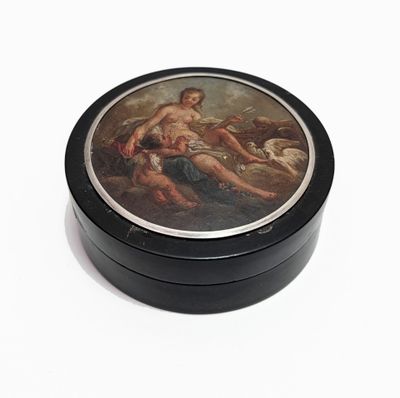 une boîte noire sur laquelle figurent les portraits d'un homme et d'une femme