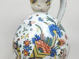 un vase blanc orné d'un motif bleu et jaune