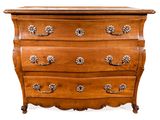 une commode en bois avec de nombreux tiroirs