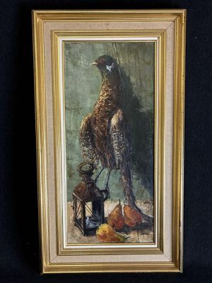 une peinture à l'huile représentant un faisan posé sur une table, à côté d'une lanterne