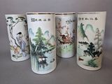 quatre vases ornés de motifs asiatiques, posés sur une table