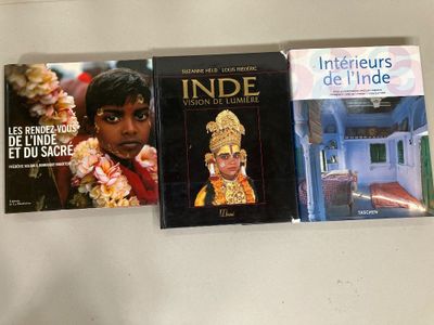 trois livres sont posés les uns à côté des autres sur une surface blanche